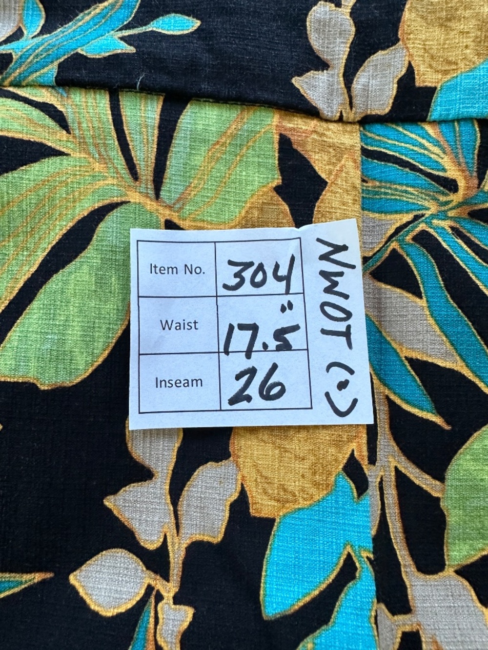 Chico's Black Floral Crop Pant NWOT Chico's Size 2 / US 12 - Picture 6 of 6